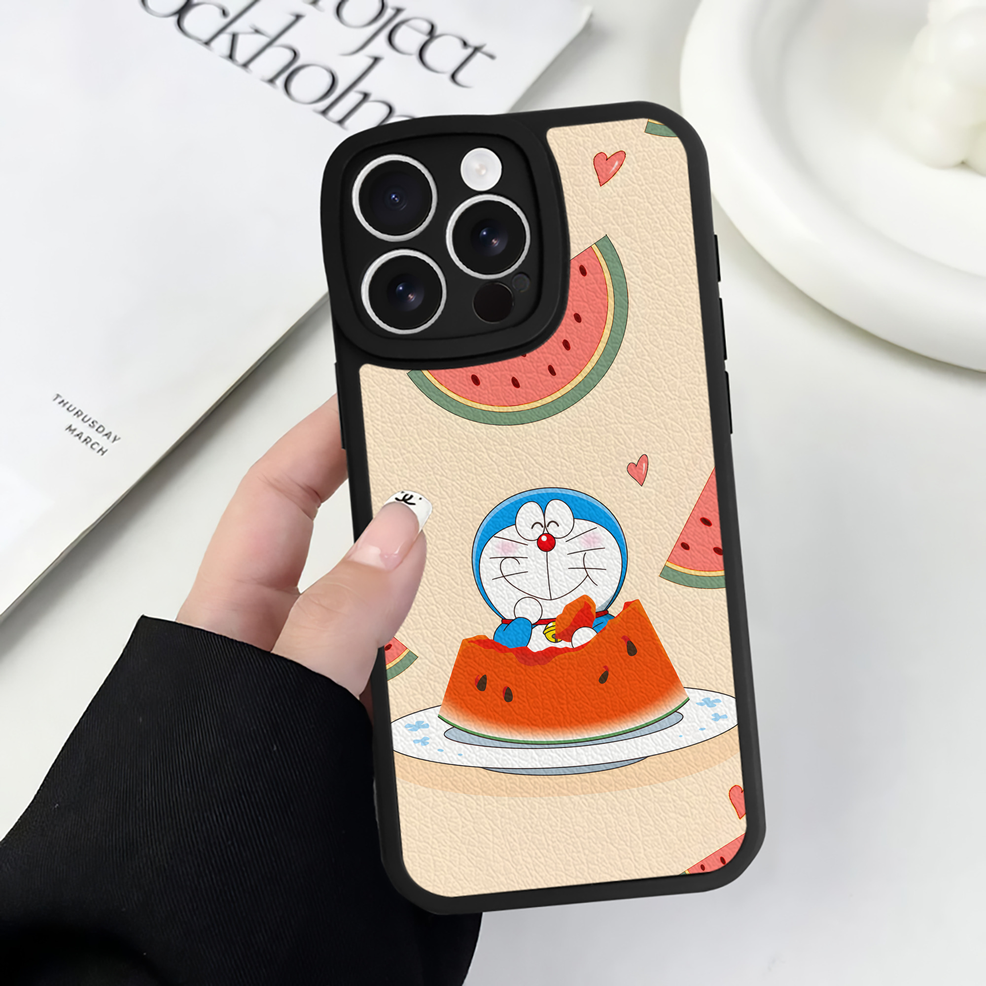 （画像用） ドラえもん Doraemon 【iPhone 16シリーズ対応】シリコンスマホケース（レザー調） 材質：シリコン